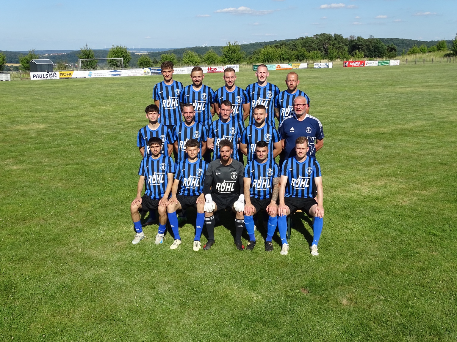 1. Mannschaft der SG Versbachtal in blauen Trikots